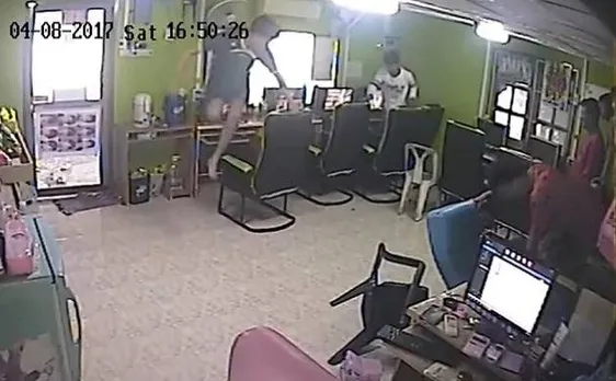 VIDEO: जब सांप ने की इस शख्स को काटने की कोशिश तो कैसे छुड़ाया इसने अपने आप को?