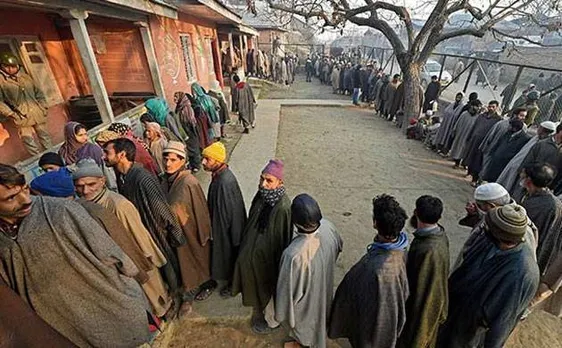 श्रीनगर उप-चुनाव: बडगाम में हिंसा के बाद 38 केंद्रों पर वोटिंग जारी, 12 बजे तक सिर्फ़ 1.4 फीसदी मतदान