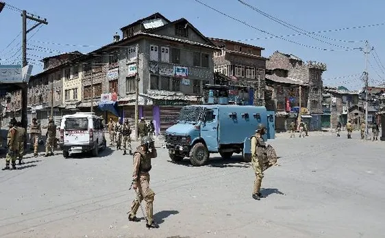 हिंसा के बीच महबूबा सरकार ने पुलिस के जवानों को दी घर नहीं जाने की सलाह, आतंकियों के हमले के बाद जारी हुई एडवाइजरी