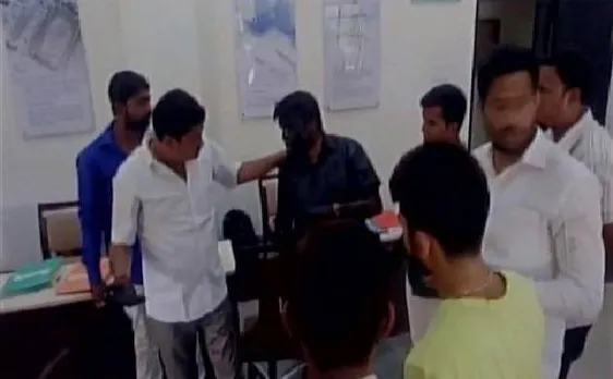 नागपुर: शिवसेना कार्यकर्ताओं ने प्रिसिंपल के चेहरे पर कालिख पोती, छात्रा से छेड़खानी का है आरोप