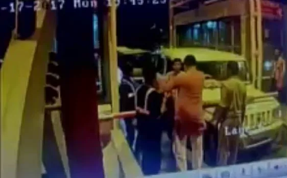 Video: बरेली में बीजेपी विधायक महेंद्र यादव की दबंगई, टोल कर्मियों से मारपीट