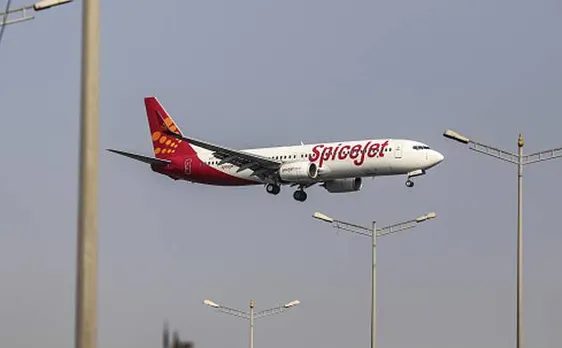 स्पाइसजेट की विमान में लैंडिंग से ठीक पहले बजने लगा राष्ट्रगान, यात्री ने की शिकायत