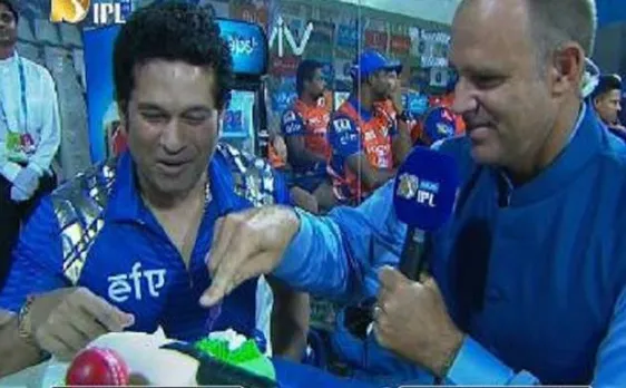 IPL 2017: वानखेड़े में सचिन तेंदुलकर ने मैच के बीच काटा केक, स्टेडियम में गूंजा 'हैप्पी बर्थडे सचिन'