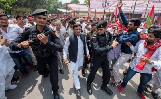 अखिलेश यादव का योगी आदित्यनाथ पर वार, कहा- आजादी के बाद ऐसा व्यवहार पुलिस के साथ कभी नहीं हुआ