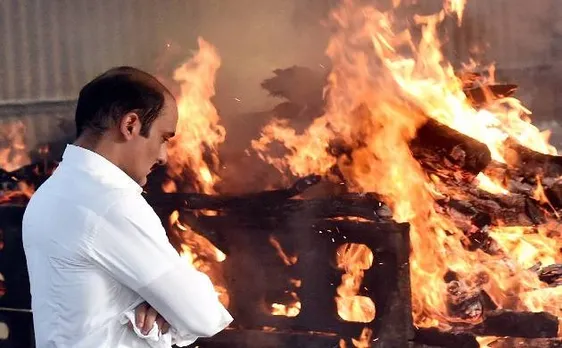 VIDEO: पंचतत्व में विलीन हुए विनोद खन्ना, बॉलीवुड-राजनीतिक हस्तियों ने दी श्रद्धांजलि