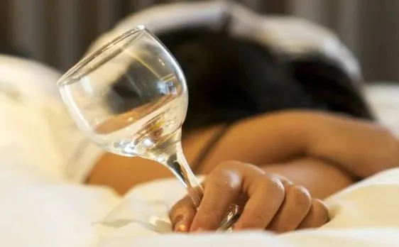 बदल डालिए शराब पीकर सोने की आदत, कर सकती है आपकी नींद को खराब