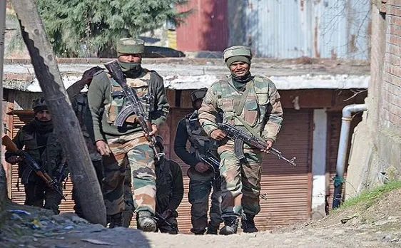 जम्मू-कश्मीर: पाकिस्तान ने 2 भारतीय जवानों के शवों के साथ की बर्बरता, सेना ने कहा-मिलेगा माकूल जवाब (VIDEO)
