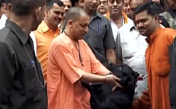 गोरखपुर पहुंचे यूपी सीएम योगी आदित्यनाथ का 'कालू' ने किया स्वागत