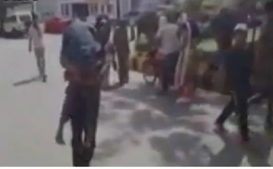 Video: उत्तर प्रदेश के इटावा में एबुंलेस नहीं मिलने पर 15 साल के बेटे का शव कंधे पर लाद कर ले गया मजदूर
