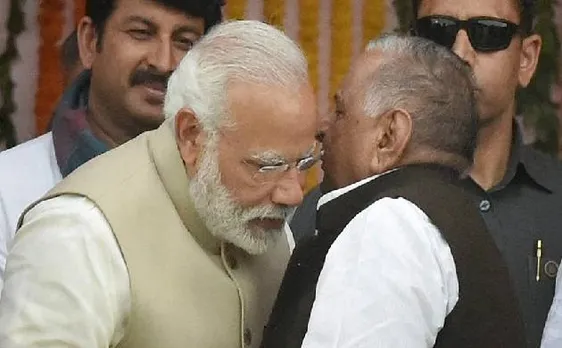 Video: योगी के मंच पर मुलायम ने पीएम मोदी के कान में कहा था, बच के रहना अखिलेश मेरा बेटा है