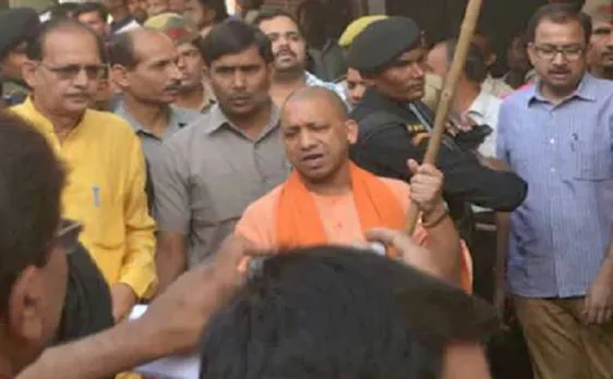 Video: 'गंदे' यूपी को साफ करने के लिए सीएम योगी आदित्यनाथ ने लखनऊ में उठाई झाड़ू