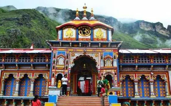 VIDEO:राष्ट्रपति प्रणब मुखर्जी ने बद्रीनाथ का किया रुद्राभिषेक, आज से जनता के लिए खुले कपाट
