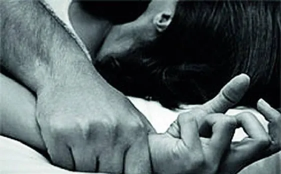 यूपी के जालौन में बदमाशों ने पति के सामने पत्नी से किया गैंगरेप