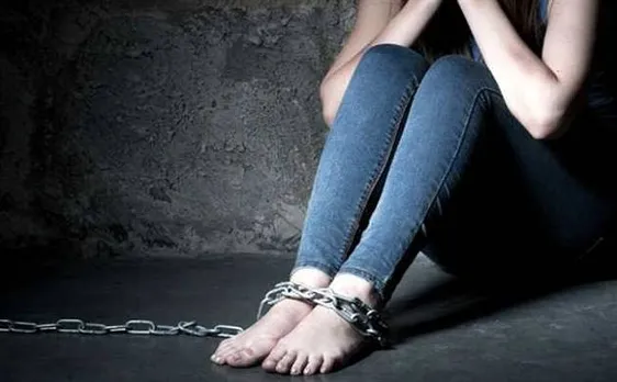 Delhi: मां ने कचरे में किया बेटी को कैद, दो बार देती थी पीने का पानी