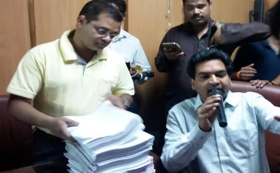 जानिए कौन हैं 'नील' जिसको आम आदमी पार्टी बता रही है बीजेपी का एजेंट