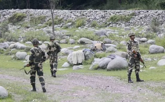 पाकिस्तान के सीज़फायर उल्लंघन से LoC के पास के गांवों से 1700 लोग हुए विस्थापित
