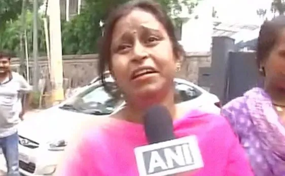 VIDEO: सीएम केजरीवाल की कार रोक कर राज्य अस्पताल के पूर्व कर्मचारियों ने किया प्रदर्शन