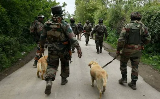 जम्मू-कश्मीर: शोपियां में प्रदर्शनकारियों से टकराव रोकने के तहत सुरक्षा बलों ने तलाशी अभियान रोका