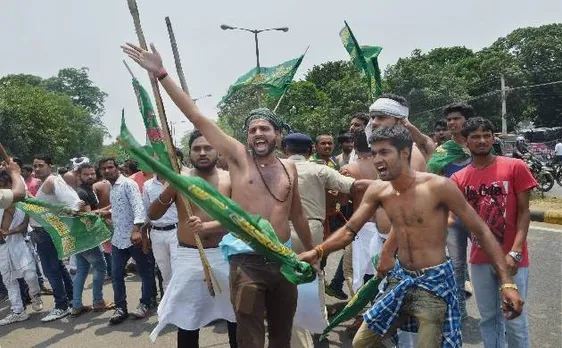 पटना में आरजेडी कार्यकर्ताओं का बीजेपी ऑफिस के बाहर हंगामा, सुशील मोदी के खिलाफ लगाए नारे, की पत्थरबाज़ी