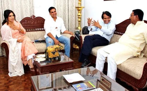 'टॉयलेट: एक प्रेम कथा' सुनाने अक्षय कुमार-भूमि पेडनेकर पहुंचे रेल मंत्रालय, सुरेश प्रभु को पसंद आई कहानी