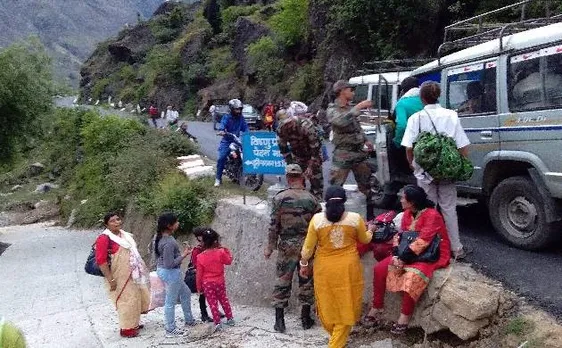उत्तराखंड: भूस्खलन के कारण बंद बद्रीनाथ हाईवे खुलेगा आज, सीएम रावत ने कहा- 1800 यात्री फंसे
