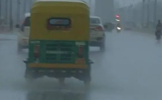 दिल्ली-एनसीआर में बारिश होने के बाद मौसम हुआ सुहावना, लोगों ने ली रा​हत की सांस
