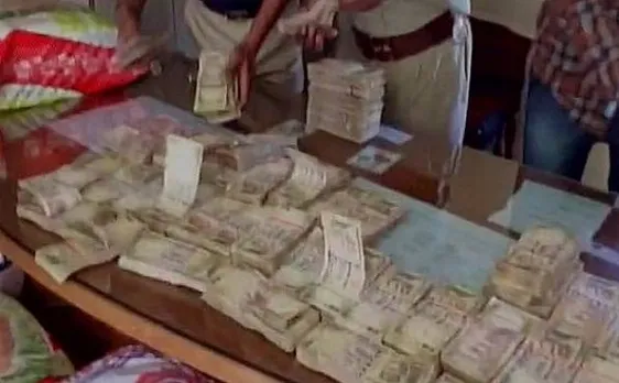 सूरत में करीब 6 करोड़ के पुराने नोटों के साथ 5 लोग गिरफ्तार