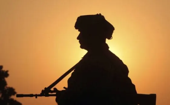 जम्मू-कश्मीर: हिजबुल का दावा,  रायफल लेकर फरार हुआ कॉन्स्टेबल हमसे जुड़ा