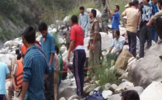उत्तराखंड: भागीरथी नदी में तीर्थयात्रियों से भरी बस गिरी, 22 की मौत
