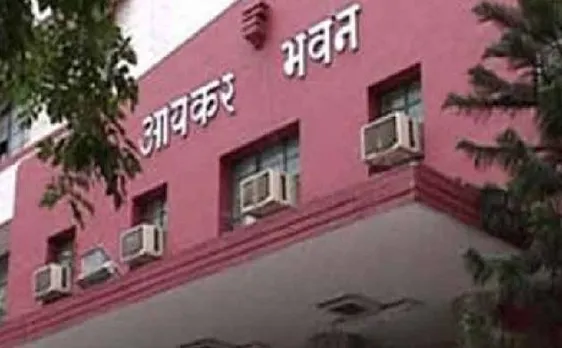यूपी: नोएडा, लखनऊ, मैनपुरी में IAS अधिकारियों के ठिकानों पर आयकर विभाग का छापा