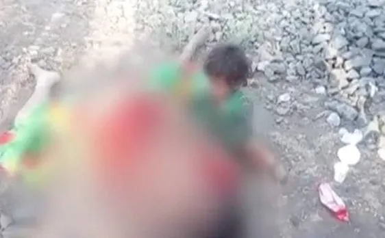 मध्य प्रदेश: रेलवे ट्रैक पर मृत मां से लिपटकर दूध पीता रहा बच्चा, Video वायरल