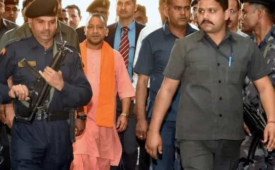 योगी आदित्यनाथ के काफिले को आशा कार्यकर्ताओं ने रोका, मिलने के बाद ही सीएम को जाने के लिए छोड़ा रास्ता