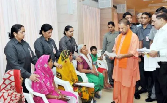 योगी आदित्यनाथ के कुशीनगर दौरे से पहले बांटा गया साबुन-शैंपू कहा, सीएम से नहा-धोकर मिलने आना