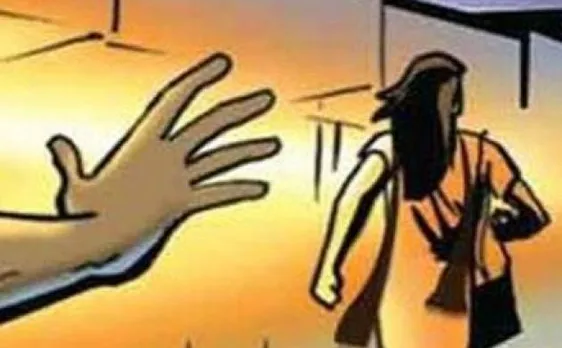 UP के रामपुर में मनचलों ने सरेआम की लड़कियों से छेड़छाड़, आजम खान का सरकार पर हमला