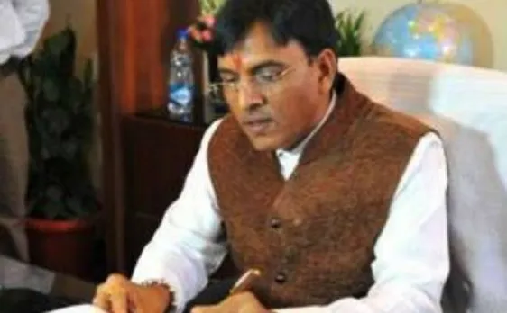 गुजरात में केंद्रीय मंत्री पर जूता उछाला, युवक हिरासत में