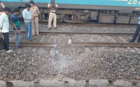 झारखंड: नक्सलियों का बंद, रेल पटरियां उड़ाईं, कई गाड़ियों में लगाई आग