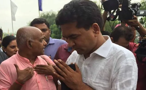 Video: दिल्ली विधानसभा में कपिल मिश्रा की पिटाई, मार्शलों ने किया सदन से बाहर