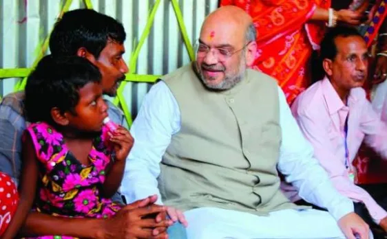 अमित शाह गुजरात में आदिवासी के घर करेंगे दोपहर का भोजन, पहुंचने से पहले बनवाया गया नया टॉयलेट