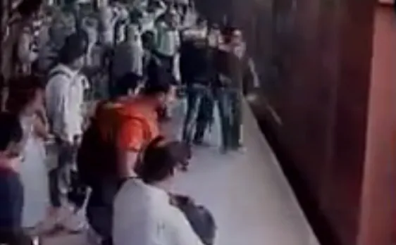 चलती ट्रेन के नीचे आने के बाद भी बच गई लड़की की जान, वीडियो