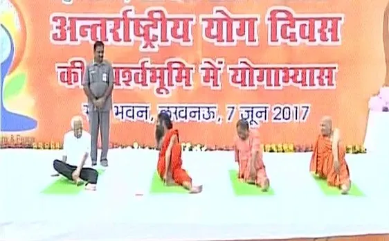 लखनऊ में बाबा रामदेव ने योगी आदित्यनाथ को कराया योगाभ्यास, कहा सीएम का मन लचीला और तन हठीला है