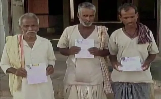 कर्नाटक में किसानों से भद्दा मजाक, सूखे के मुआवजे के तौर पर एक रु से लेकर तीन हजार रु तक के चेक दिए गए