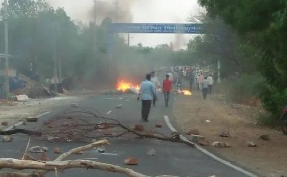 मंदसौर: किसानों का आंदोलन जारी, कई गाड़ियों में लगाई आग, प्रशासन ने कर्फ्यू में दी 8 घंटे की ढील