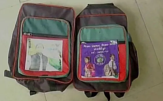 गुजरात सरकार ने स्कूलों में बांटे अखिलेश यादव की तस्वीर वाले बैग, जांच के आदेश