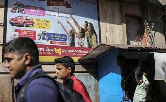 चोरों ने PNB की दीवार में सुराग कर तोड़ा लॉकर, ज्वेलरी पर किया हाथ साफ