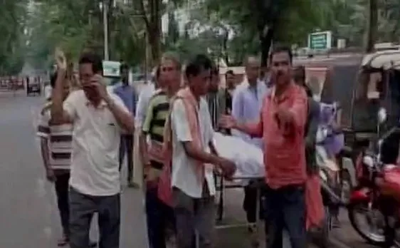ओडिशाः अस्पताल से नहीं मिला एंबुलेंस, परिजनों को पैदल ले जानी पड़ी लाश