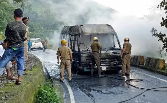 दार्जिलिंग: GJM प्रमुख के घर पुलिस छापे के बाद भड़की हिंसा, पुलिस चौकी में लगाई आग
