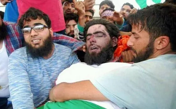 कश्मीर: लश्कर कमांडर जुनैद मट्टू के जनाजे में शामिल हुए कई हथियारबंद आतंकी, हवा में दागी गोलियां