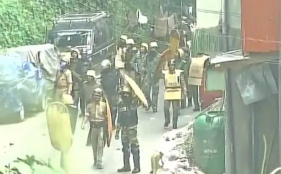 दार्जिलिंग हिंसा पर सीएम ममता ने की आपात बैठक, GJM पर लगाया पूर्वोत्तर के आतंकियों से सांठगांठ का आरोप