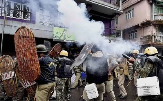 दार्जिलिंग हिंसा में 36 पुलिसवालेे बुरी तरह घायल, गृह मंत्री राजनाथ ने सीएम ममता से की बात