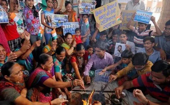 वाराणसी से कानपुर तक देश में मांगी जा रही है टीम इंडिया के लिए जीत की दुआएं